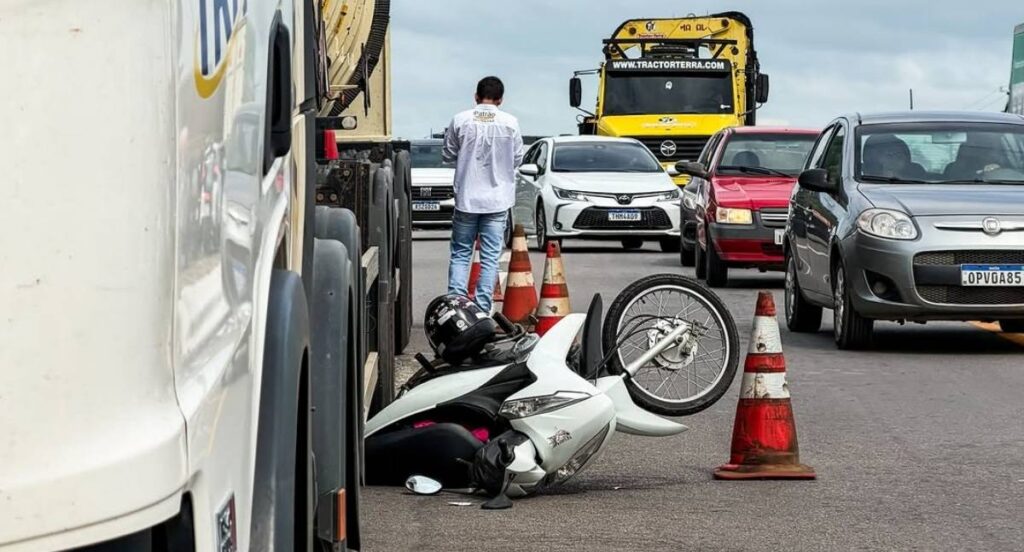 Caminhão-tanque passa por cima de motocicleta em cruzamento da BR-364