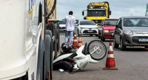 Caminhão-tanque passa por cima de motocicleta em cruzamento da BR-364