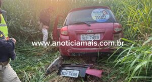 Capotamento de Ford Ka deixa três pessoas feridas na BR-364