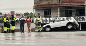 Carro fica pendurado em ribanceira de 5 metros após motorista perder o controle na BR-364