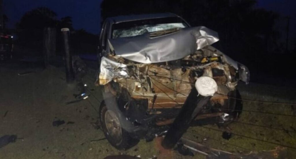 Colisão entre duas caminhonetes deixa um ferido durante forte chuva na RO-463