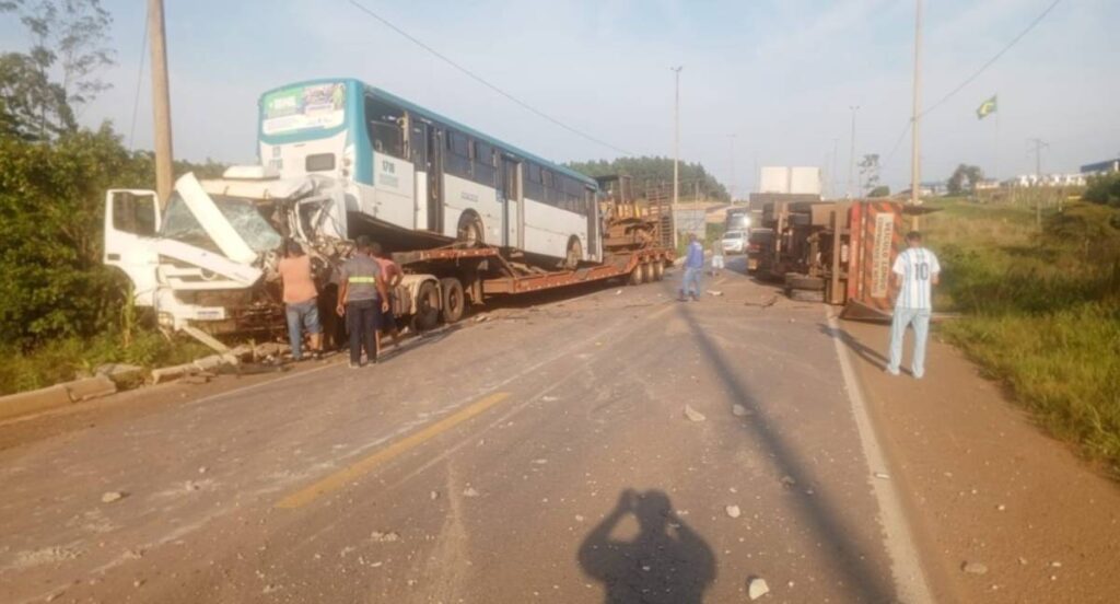 Colisão entre duas carretas bloqueia trecho da BR-364 em RO