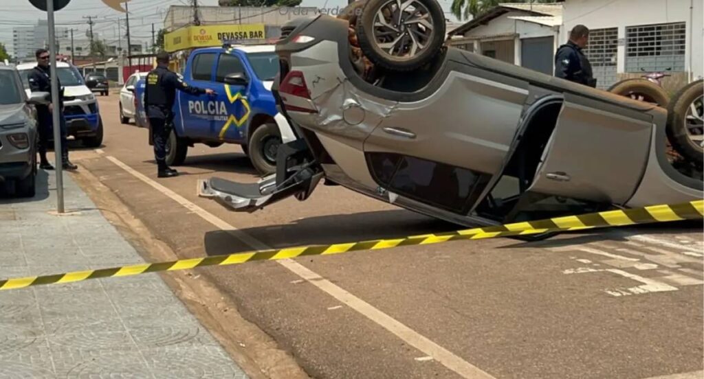 Acidente de carro deixa motorista ferido após capotamento em zona rural de RO