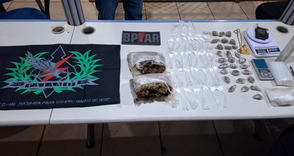 Adolescente é apreendido com drogas e polícia encontra entorpecentes em campo de futebol