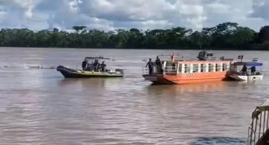 Embarcação afunda no Rio Mamoré perto do Porto Oficial de Guajará-Mirim