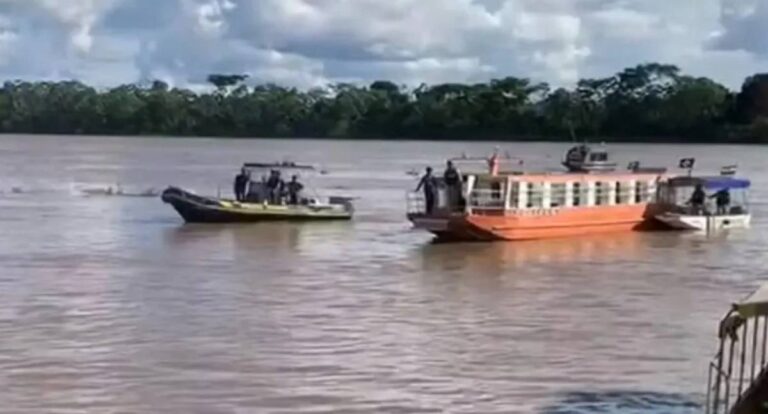 Embarcação afunda no Rio Mamoré perto do Porto Oficial de Guajará-Mirim