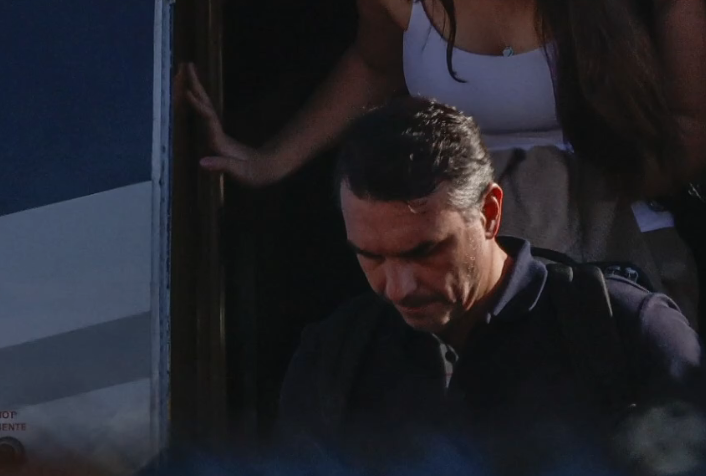 Vídeo: Flávio Bolsonaro chega a Miami com a família após viagem em avião particular – Nacional