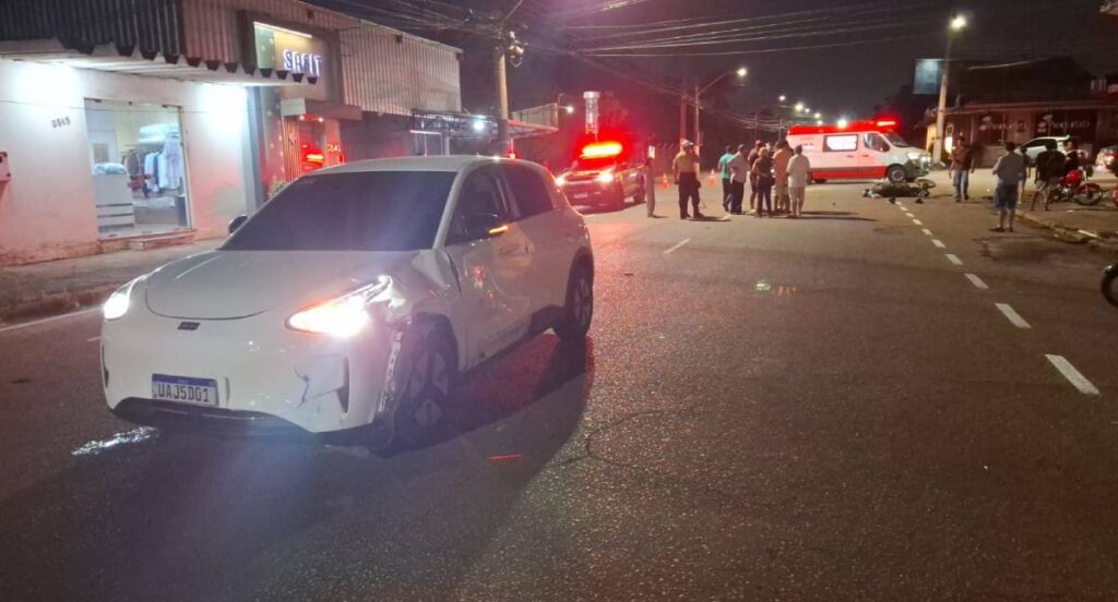 Grave acidente entre carro elétrico e motocicleta deixa três feridos no bairro Embratel em Porto Velho