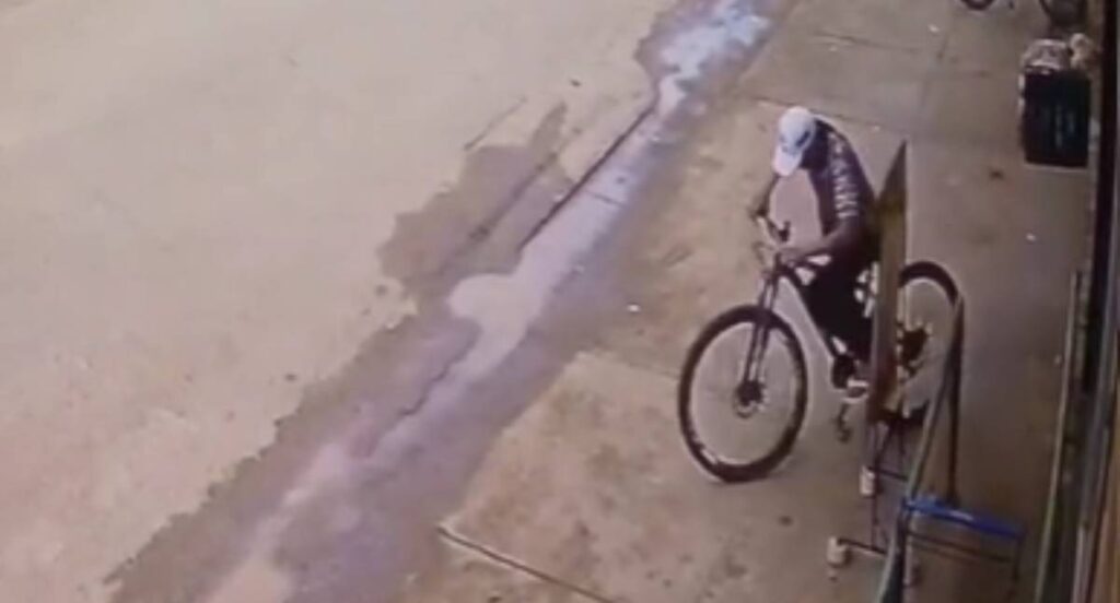 Homem acusado de furtar bicicleta é amarrado e agredido por populares no bairro Três Marias