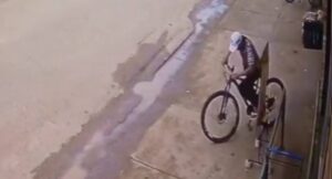 Homem acusado de furtar bicicleta é amarrado e agredido por populares no bairro Três Marias