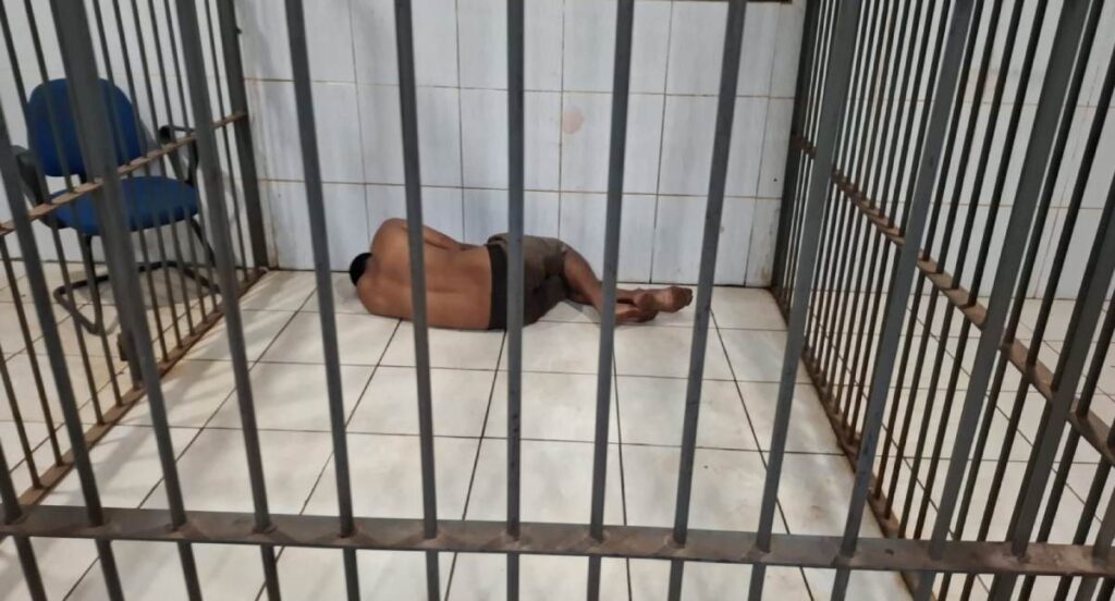 Homem é detido por equipe de segurança após tentar furtar pacote de carne em supermercado em RO