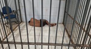 Homem é detido por equipe de segurança após tentar furtar pacote de carne em supermercado em RO
