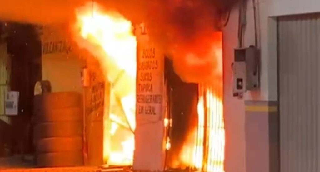 Incêndio de grandes proporções destrói estabelecimentos comerciais na Avenida José Amador dos Reis em Porto Velho