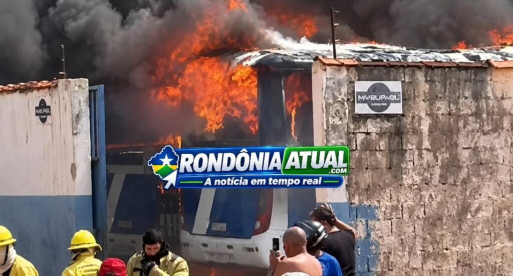 Incêndio de grandes proporções destrói ônibus em garagem de empresa em RO