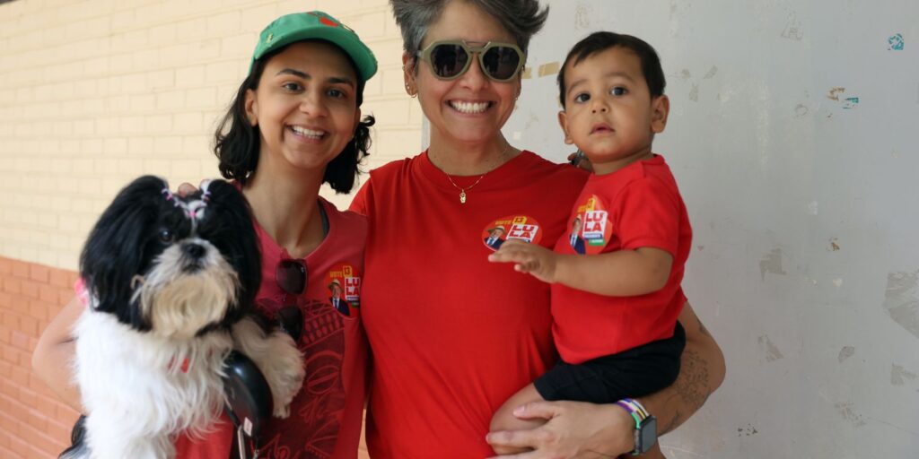 Pais levam filhos a seções eleitorais para ensinar democracia