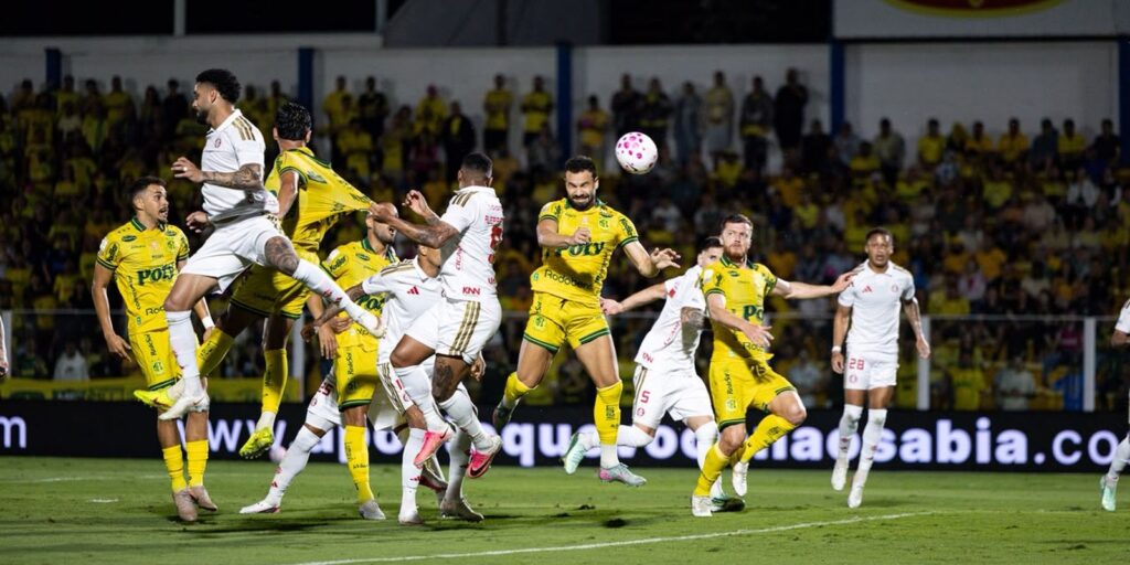Com um a mais, Mirassol vence e complica Internacional no Brasileirão