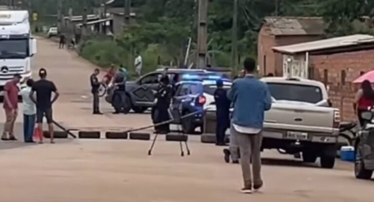 Moradores fazem manifesto e bloqueiam acesso ao Bairro Nacional na zona Norte de Porto Velho