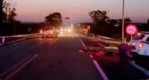 Motociclista de 64 anos morre em colisão com carreta na rodovia BR-364