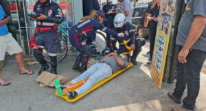 Motociclista fica ferido após colisão com veículo elétrico no Centro
