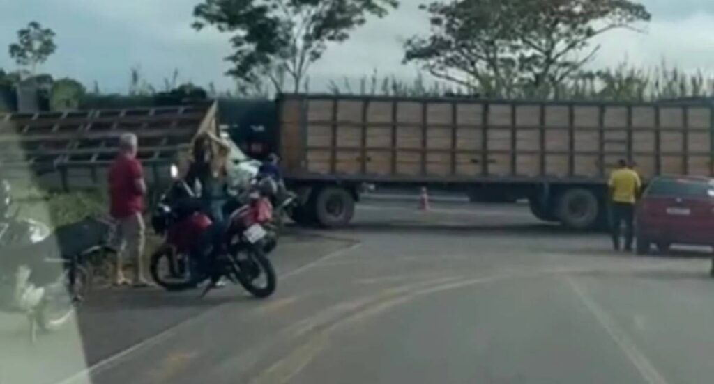 Motociclista morre esmagado por carreta de bovinos no Anel Viário de RO