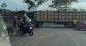 Motociclista morre esmagado por carreta de bovinos no Anel Viário de RO