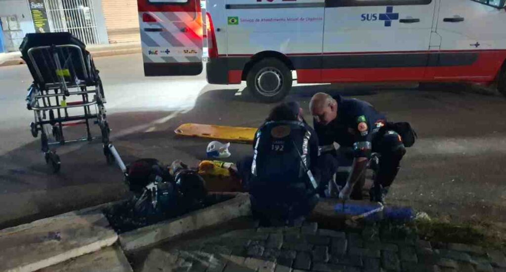 Motociclista sofre fratura na perna após colisão
