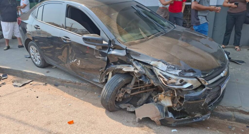 Motorista de Onix é preso suspeito de embriaguez após acidente que causou destruição em Porto Velho