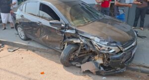 Motorista de Onix é preso suspeito de embriaguez após acidente que causou destruição em Porto Velho
