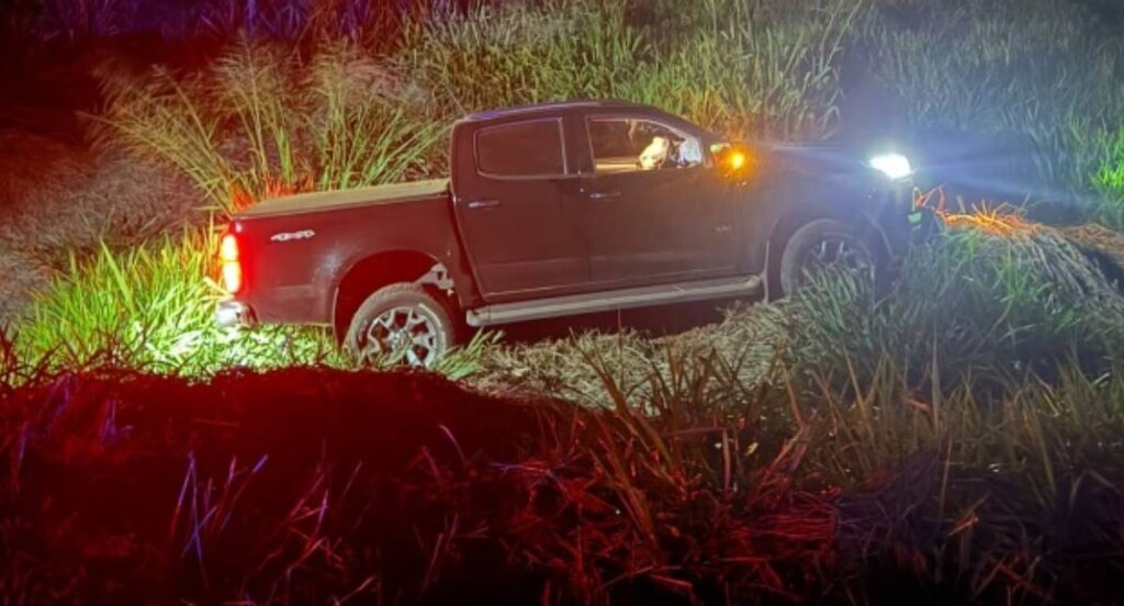 Motorista é socorrido após perder o controle de caminhonete na BR-429