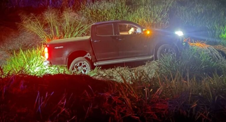 Motorista é socorrido após perder o controle de caminhonete na BR-429