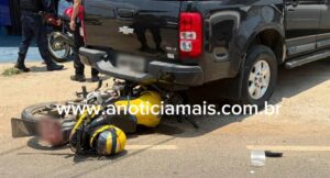 Mototaxista fica ferido após colisão com carro e caminhonete no centro de Jaru