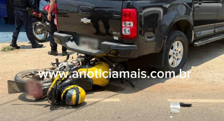 Mototaxista fica ferido após colisão com carro e caminhonete no centro de Jaru