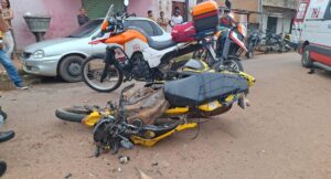 Mototaxista fica gravemente ferido em colisão com caçamba na zona Leste de Porto Velho