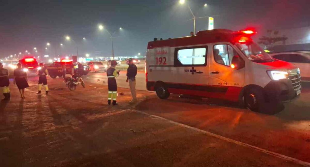 Mulher fica ferida após colisão entre moto e carro elétrico BYD