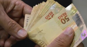 Número de brasileiros em endividamento de risco atinge 20,3 milhões em 2026, aponta Banco Central