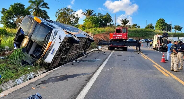 Ônibus com equipe de vôlei tomba durante passeio em Rondônia