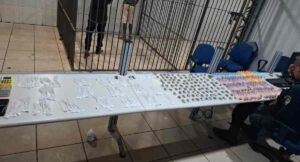 Polícia apreende 201 porções de drogas no bairro São Francisco