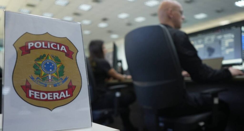 Polícia Federal divulga balanço do 2º turno das Eleições 2026 com 74 conduzidos e R$ 41,4 mil em apreensões pelo país
