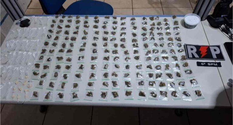 Policiais do 5º BPM apreendem drogas e rádios HT no bairro Mariana