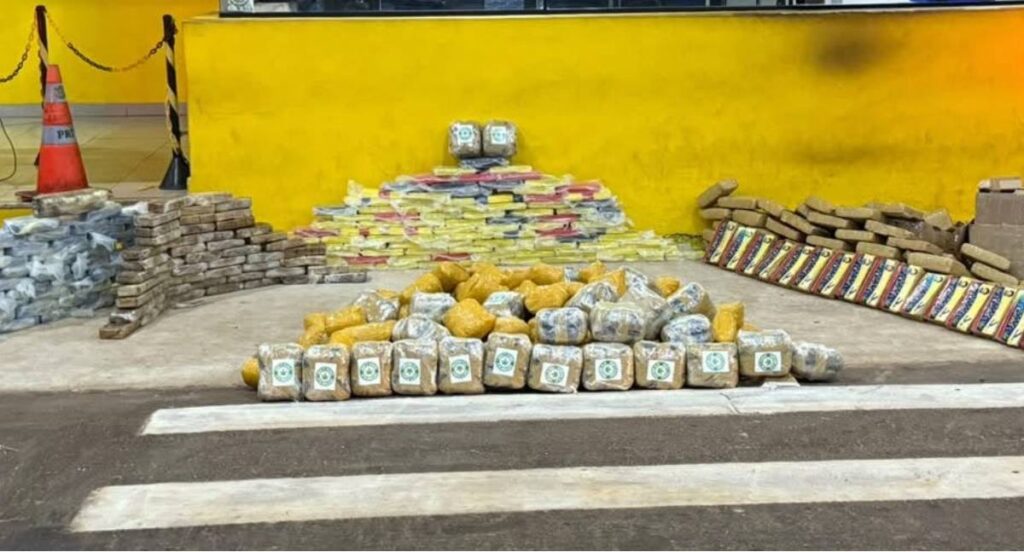 PRF apreende carregamento de drogas transportado em carreta na BR-364