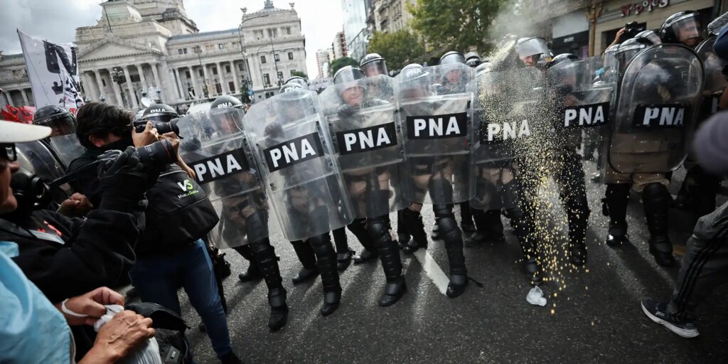 Ajuste de Milei reduz número de novos aposentados em 53% na Argentina