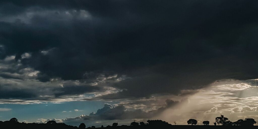 Feriado tem alerta para tempestades em quase todo o país