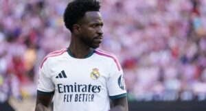 Vini Jr. pega 4 jogos de suspensão por expulsão e desfalca Real Madrid no El Clásico